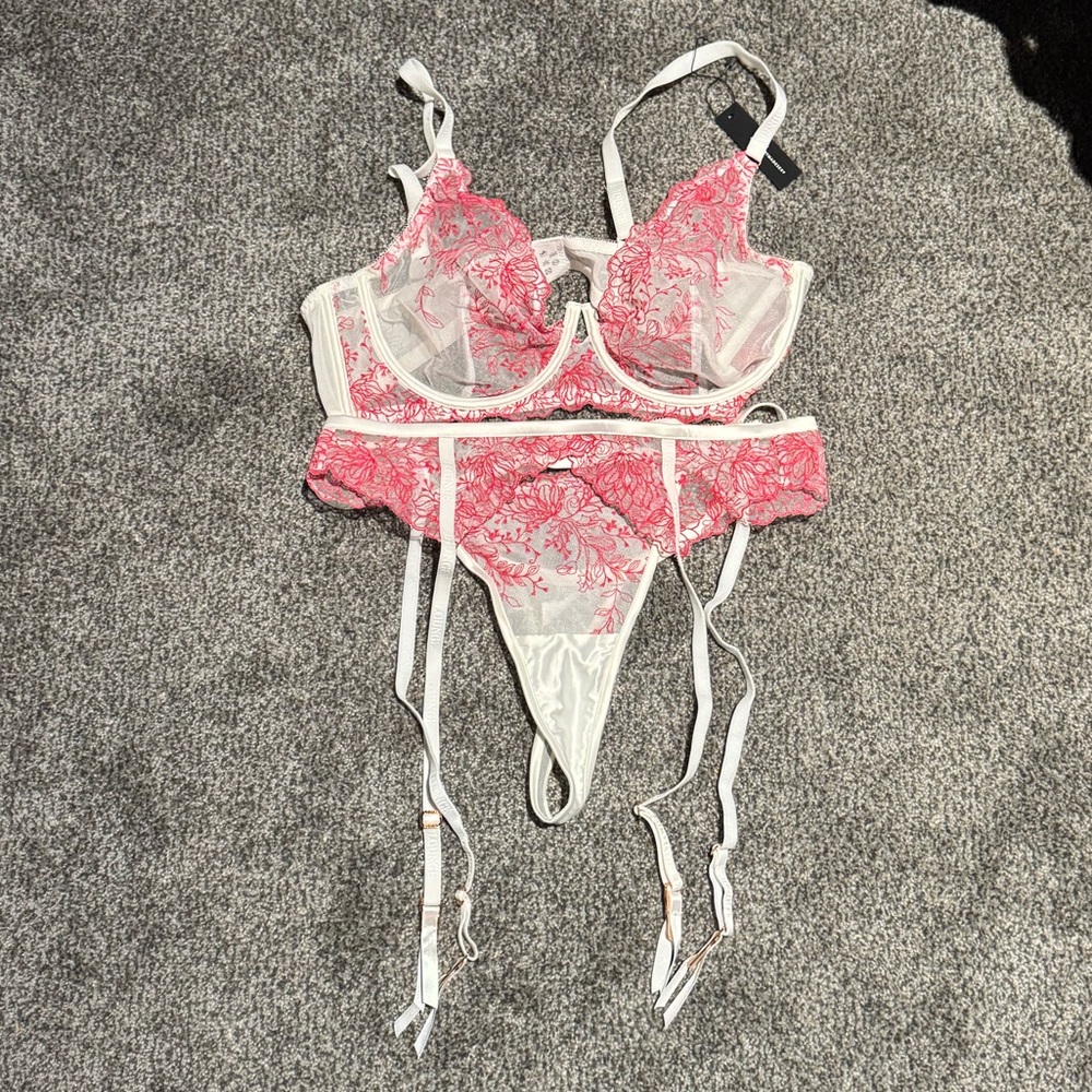 NWT Delicate Pink Floral Lace Underwire Bra & Garter Set